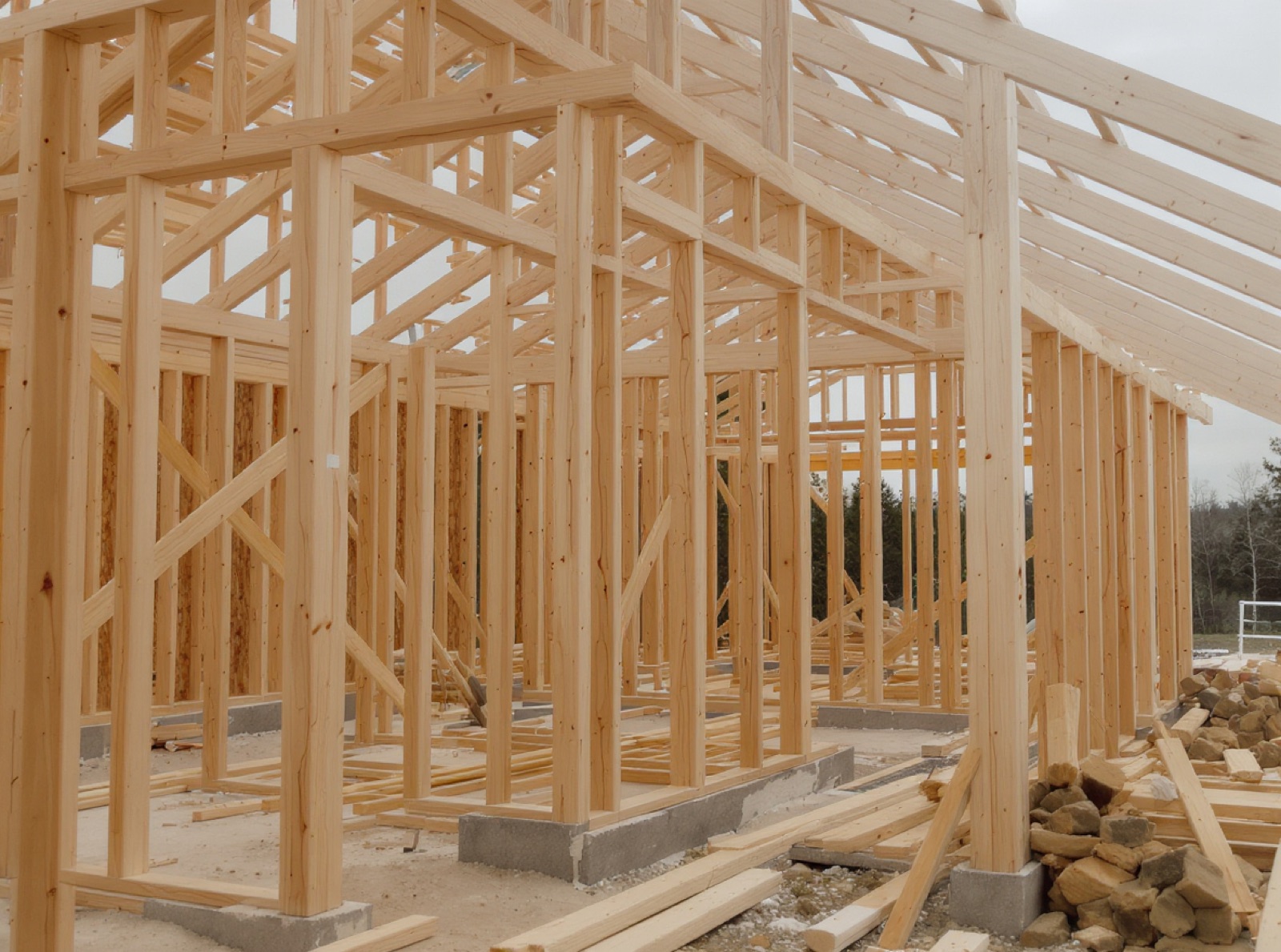 Symbolbild: Rohbau eines Hauses in Holzrahmenbauweise